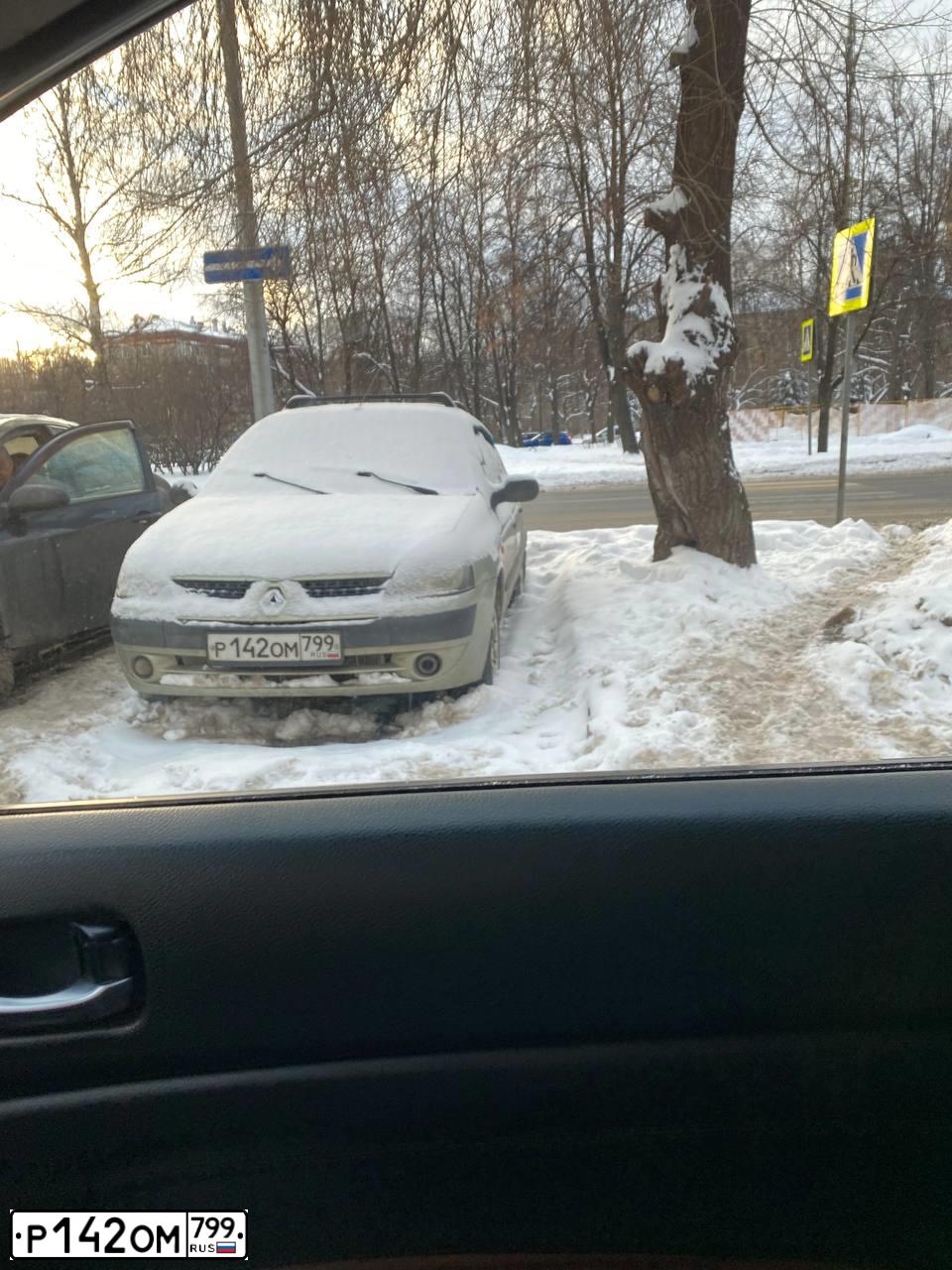 Фото автомобиля RENAULT SYMBOL, 2003 — госномер У142АР796. Цвет: ЗЕЛЕНЫЙ (СВ. СЕРЫЙ ЗЕЛЕН)