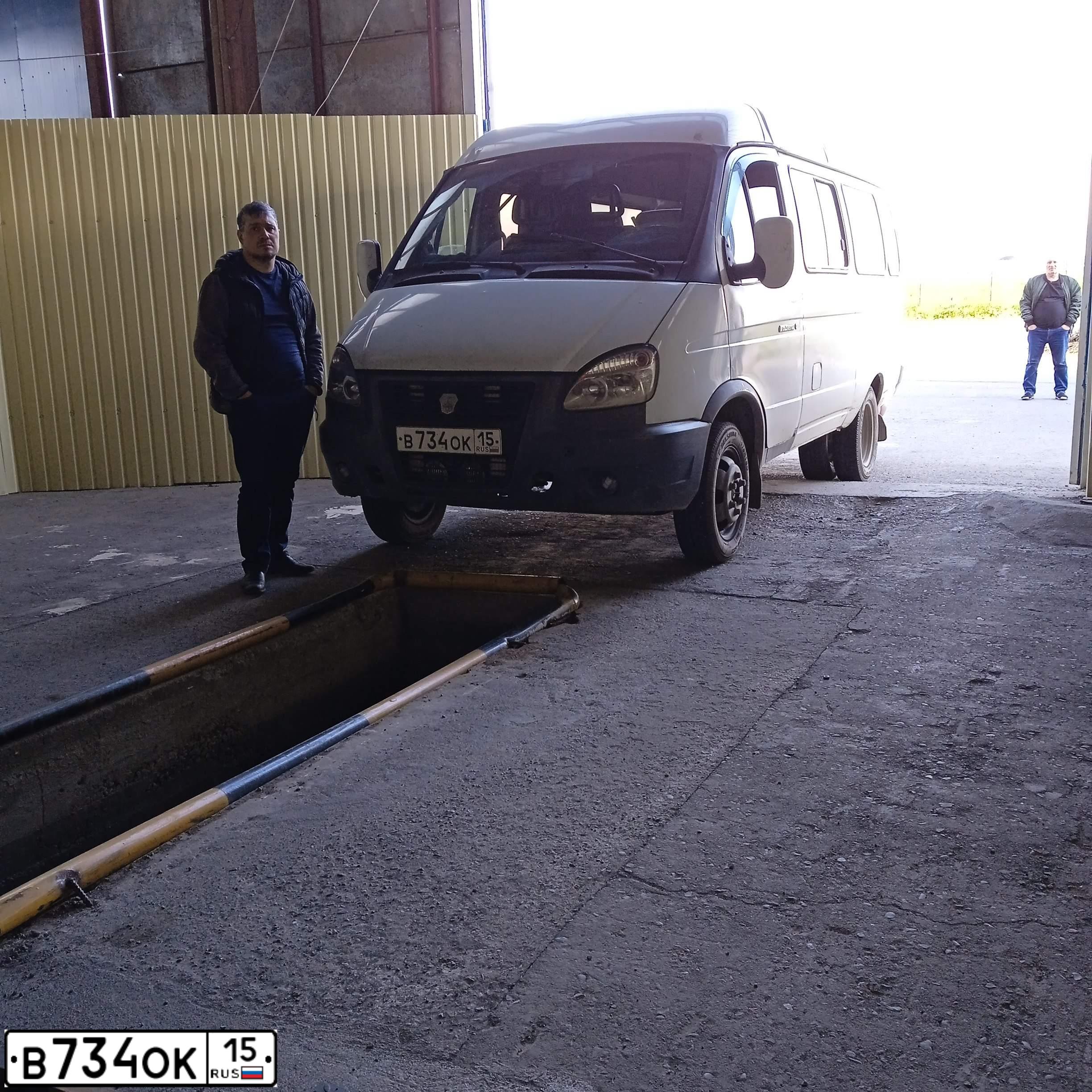 Фото автомобиля GAZ 3221 GAZEL, 2006 — госномер В734ОК15. Цвет: Белый
