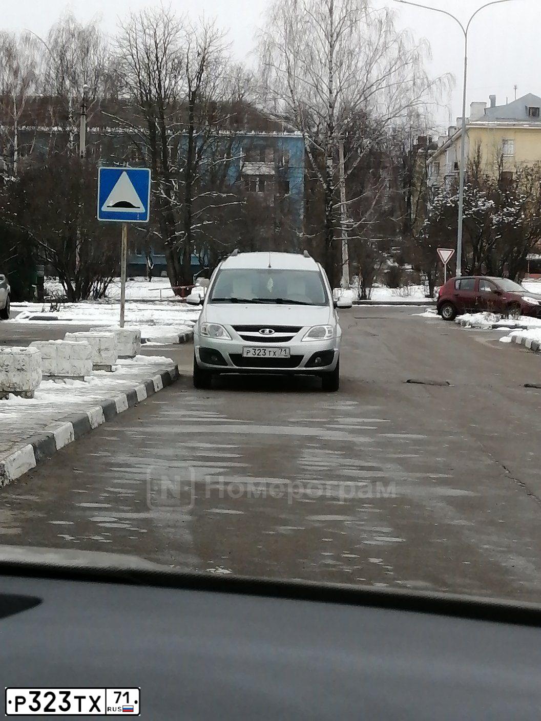 Фото автомобиля LADA LARGUS, 2015 — госномер Р323ТХ71. Цвет: СЕРЕБРИСТЫЙ