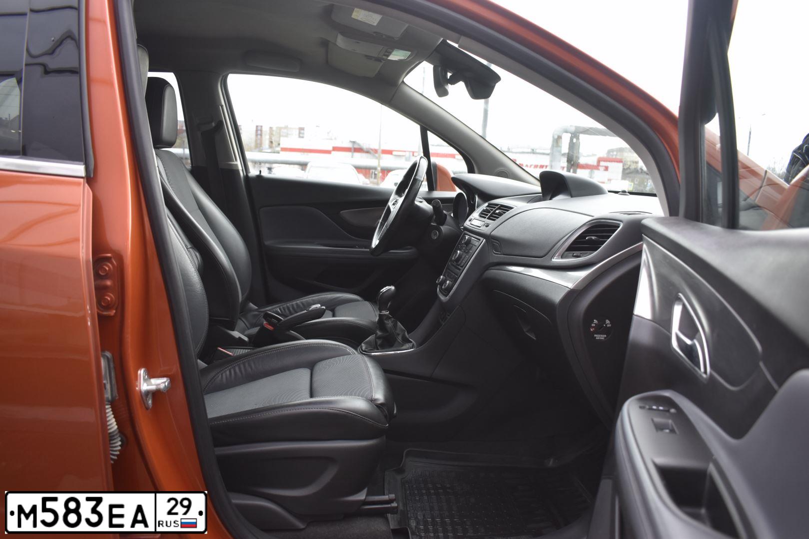 Фото автомобиля OPEL MOKKA, 2014 — госномер М583ЕА29. Цвет: Оранжевый