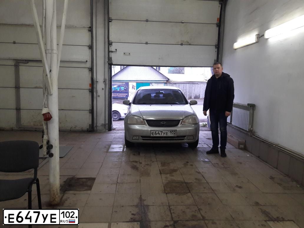 Фото автомобиля CHEVROLET LACETTI, 2004 — госномер Е647УЕ102. Цвет: Серебристый