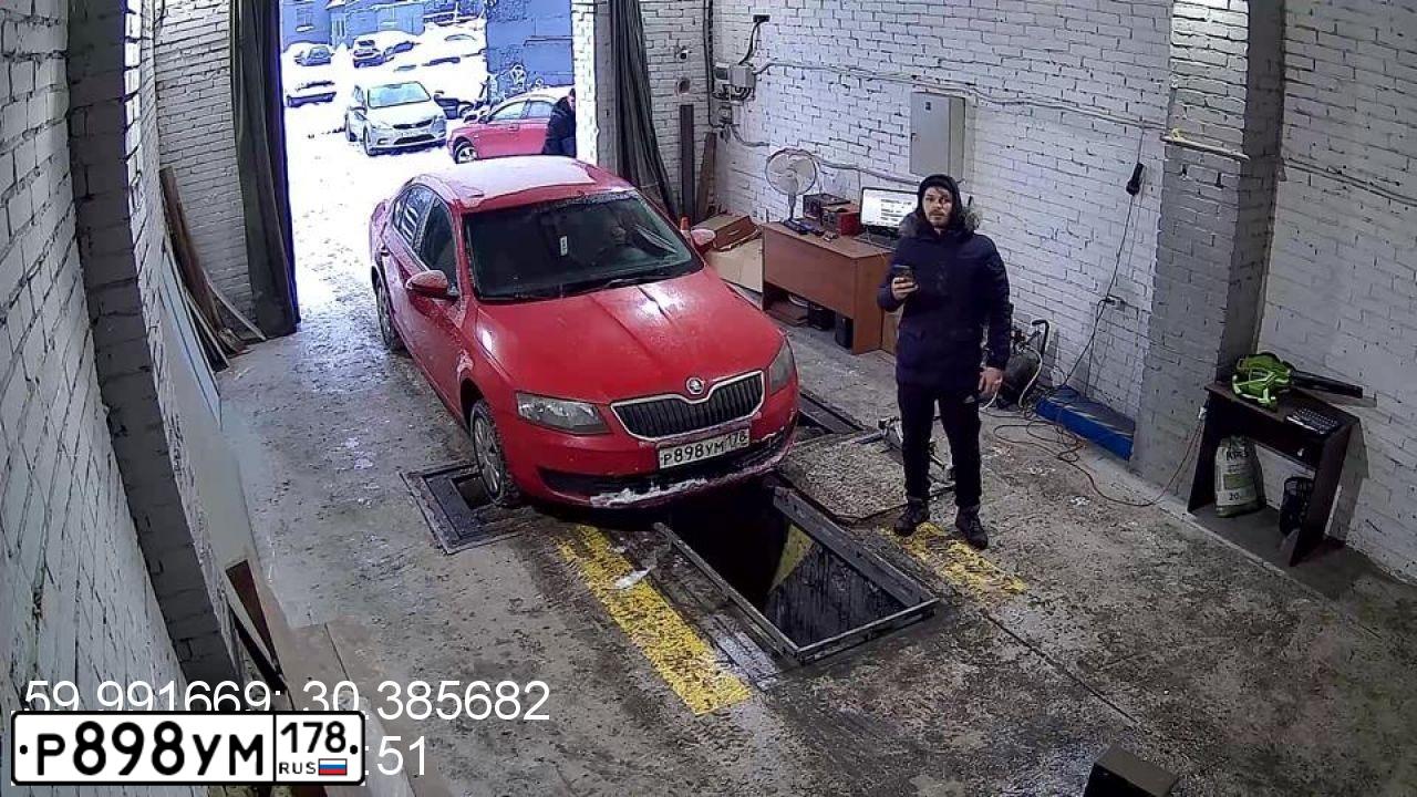 Фото автомобиля SKODA OCTAVIA, 2014 — госномер К633ВК147. Цвет: Красный