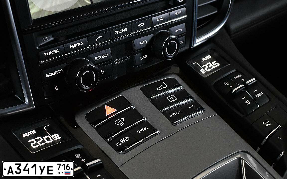 Фото автомобиля PORSCHE PANAMERA, 2014 — госномер А777КТ702. Цвет: Коричневый