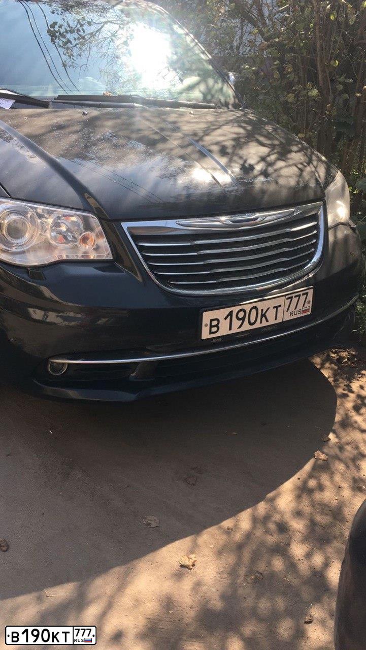 Фото автомобиля CHRYSLER GRAND VOYAGER, 2014 — госномер В190КТ777. Цвет: ЧЕРНЫЙ