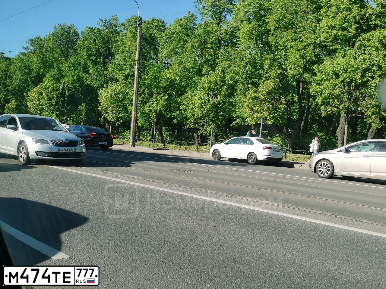 Фото автомобиля SKODA OCTAVIA, 2016 — госномер Т052СА198. Цвет: СЕРЕБРИСТЫЙ