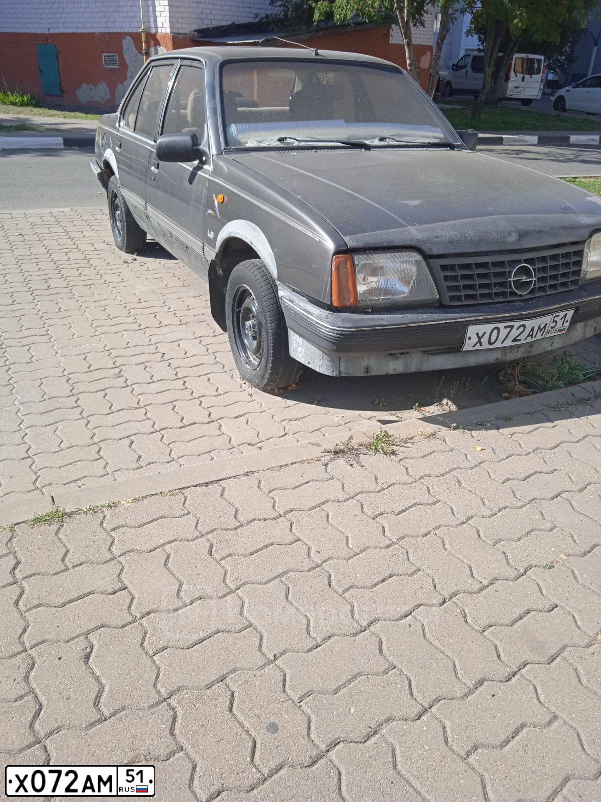 Фото автомобиля OPEL ASCONA, 1986 — госномер Х072АМ51. Цвет: ТЕМНО-СЕРЫЙ