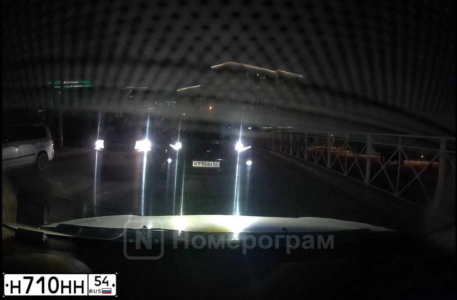 Фото автомобиля TOYOTA CAMRY, 2011 — госномер М890РС154. Цвет: СЕРЕБРИСТЫЙ МЕТАЛЛИК