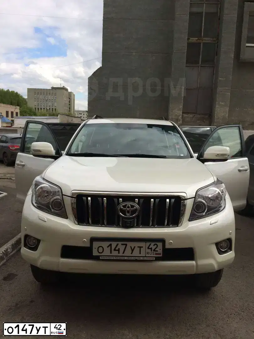 Фото автомобиля TOYOTA LANDCRUISER, 2010 — госномер Х516ОР124. Цвет: Белый