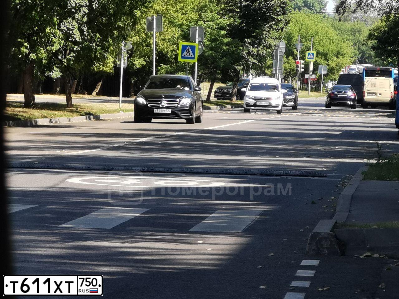 Фото автомобиля MERCEDES-BENZ E220, 2019 — госномер А028ЕУ550. Цвет: ЧЕРНЫЙ