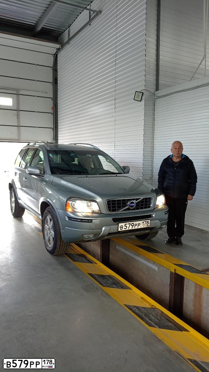 Фото автомобиля VOLVO XC90, 2013 — госномер В579РР178. Цвет: Серебристый