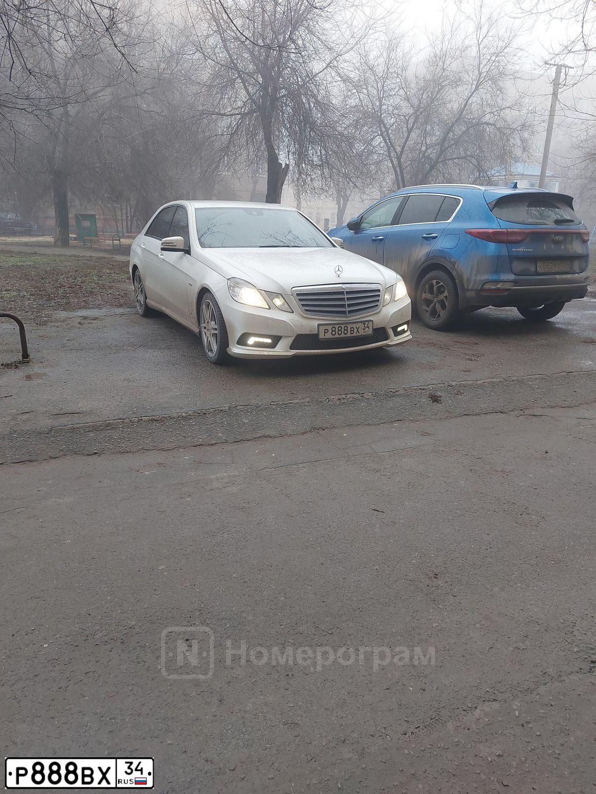 Фото автомобиля MERCEDES E-KLASSE, 2011 — госномер Т010МТ36. Цвет: Белый