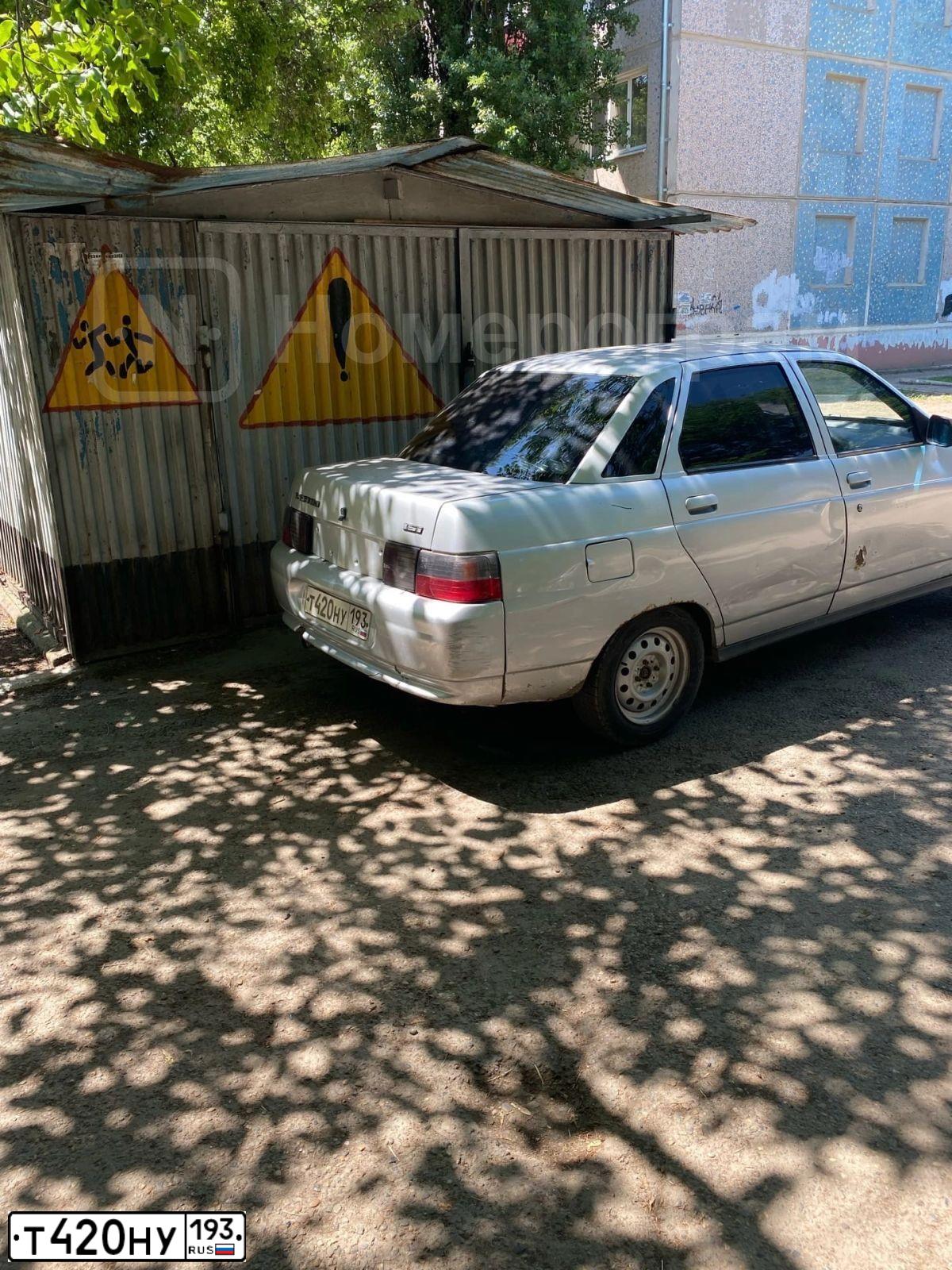Фото автомобиля LADA 2110, 2004 — госномер М818АВ23. Цвет: СВЕТЛО-СЕРЕБРИСТЫЙ МЕТАЛЛ