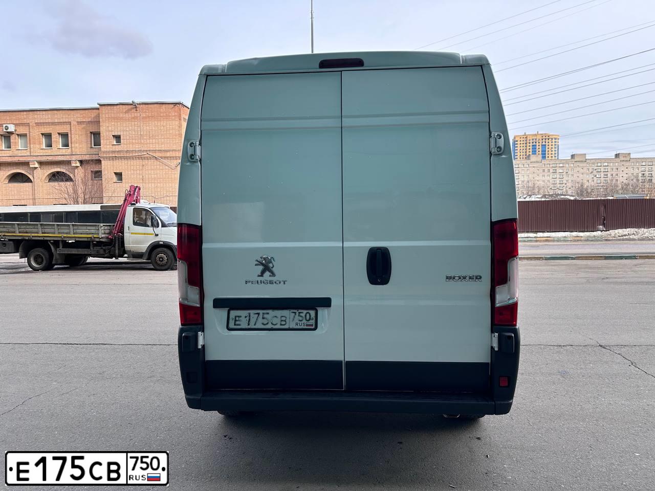 Фото автомобиля PEUGEOT BOXER, 2017 — госномер Р563АТ550. Цвет: Белый