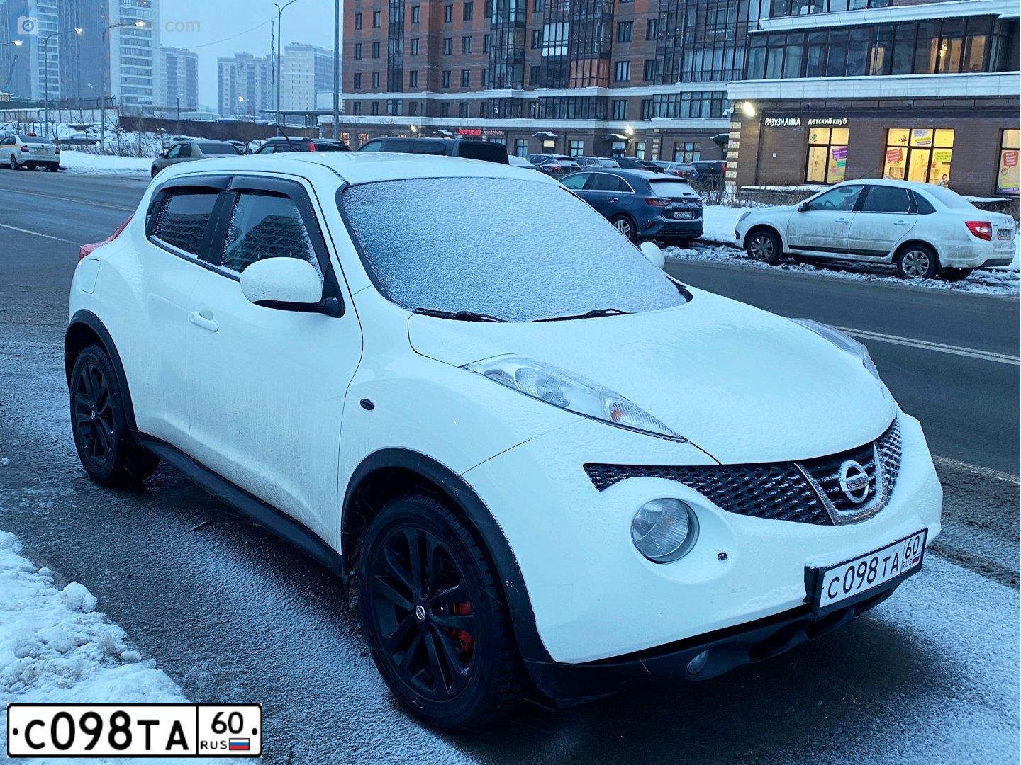 Фото автомобиля NISSAN JUKE, 2013 — госномер С098ТА60. Цвет: Белый