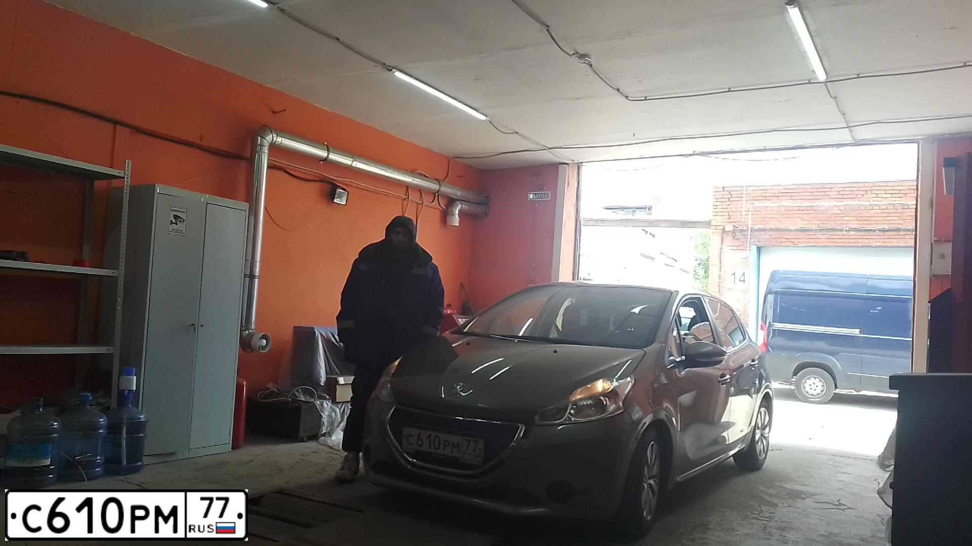 Фото автомобиля PEUGEOT 208, 2013 — госномер Е371СУ790. Цвет: БЕЖЕВЫЙ