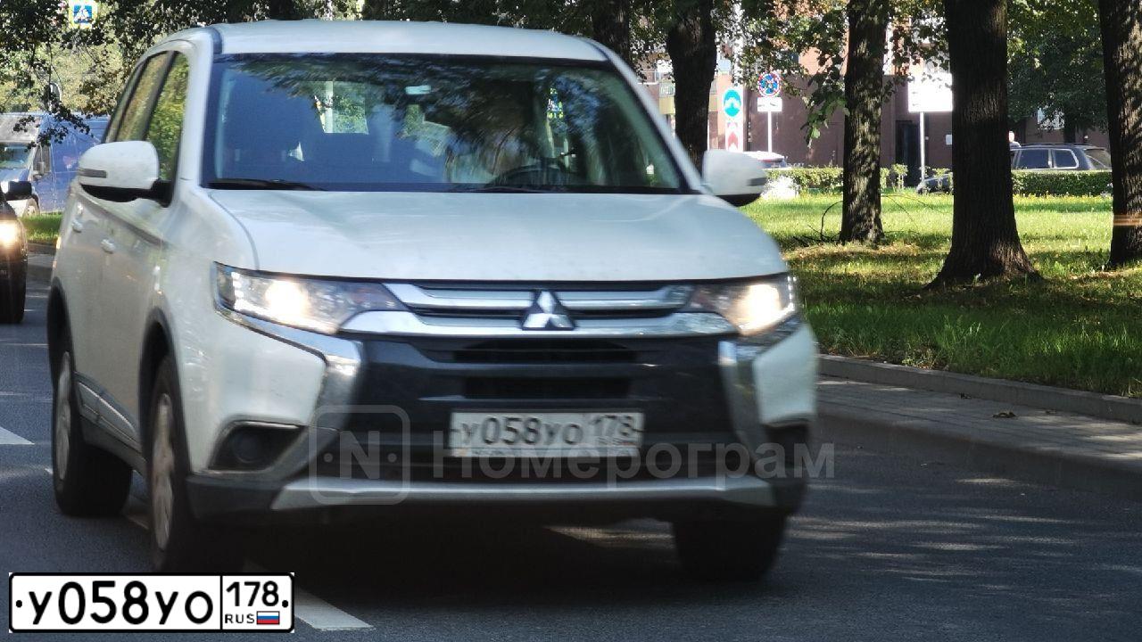 Фото автомобиля MITSUBISHI OUTLANDER, 2016 — госномер У058УО178. Цвет: БЕЛЫЙ