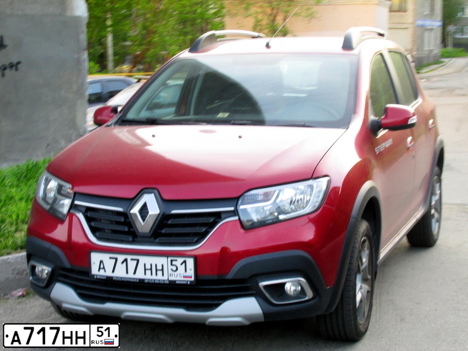 Фото автомобиля RENAULT SANDERO, 2019 — госномер А717НН51. Цвет: КРАСНЫЙ