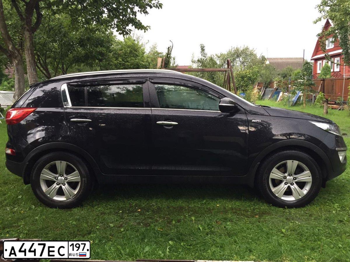 Фото автомобиля KIA SPORTAGE, 2010 — госномер Т008НЕ190. Цвет: ЧЕРНЫЙ