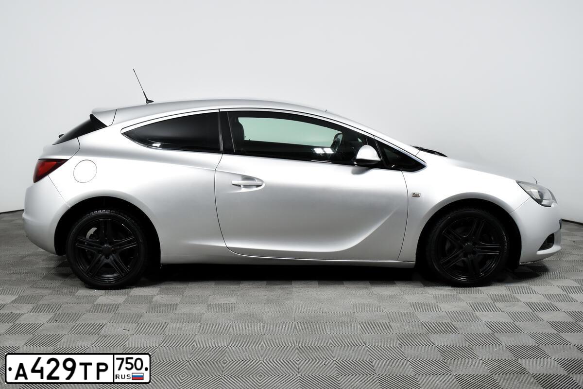 Фото автомобиля OPEL ASTRA, 2012 — госномер А864КЕ136. Цвет: Серебристый