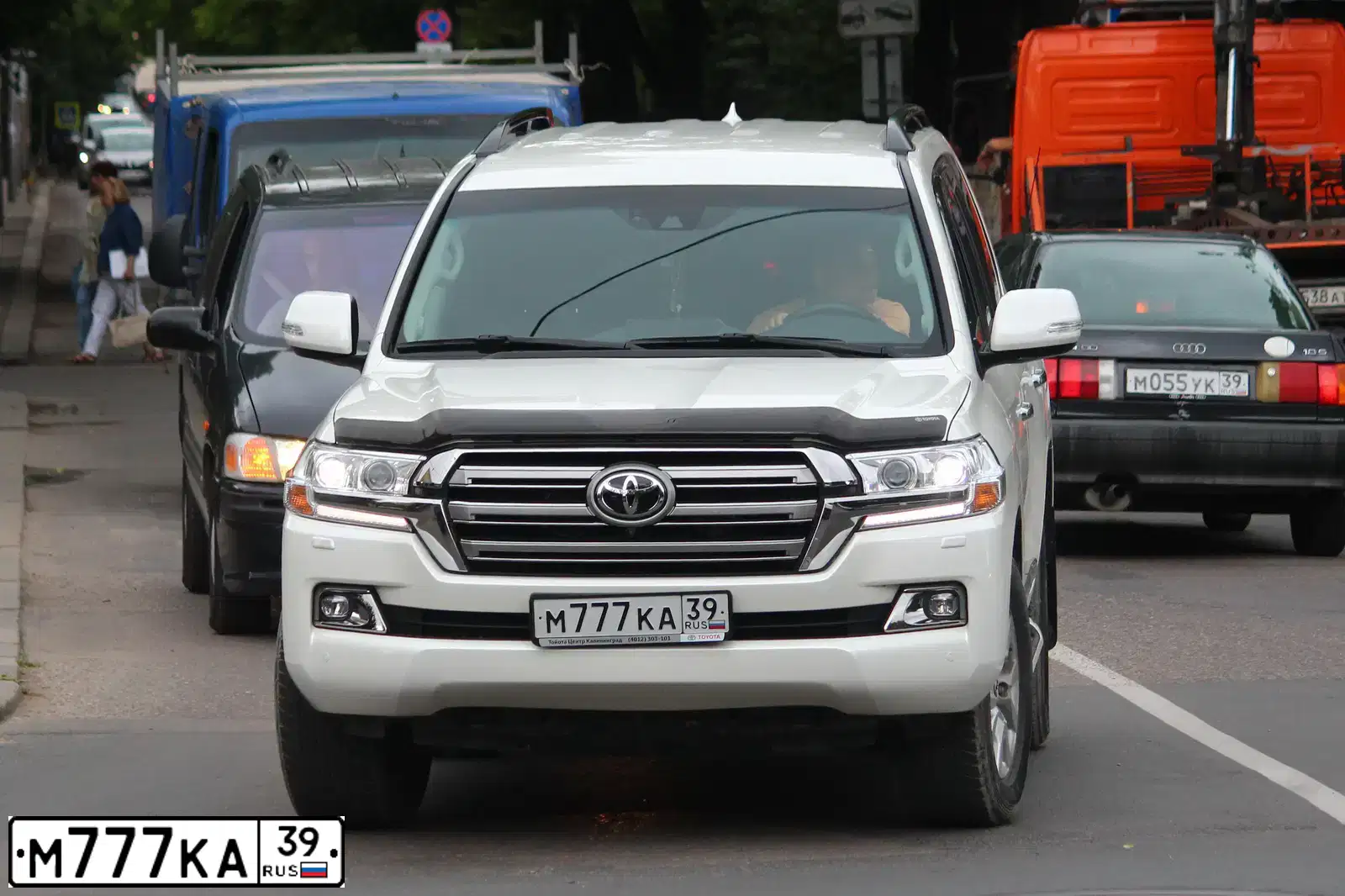 Фото автомобиля TOYOTA LANDCRUISER 200, 2013 — госномер С080АА39. Цвет: ЧЕРНЫЙ