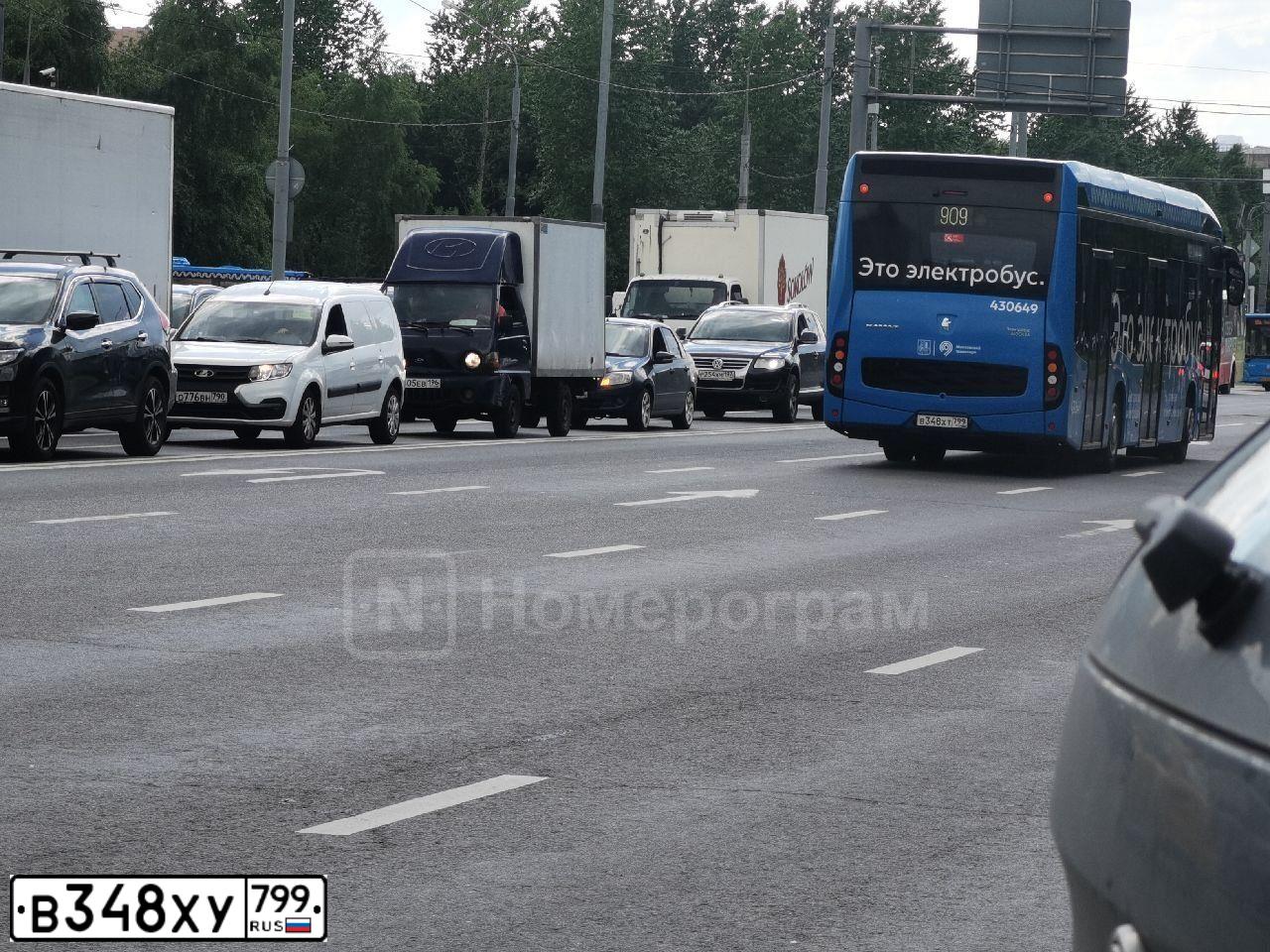 Фото автомобиля RENAULT DUSTER, 2021 — госномер У533РС48. Цвет: Коричневый