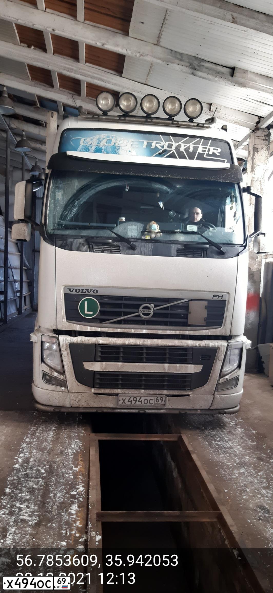 Фото автомобиля VOLVO SERIE FH /6X2/, 2012 — госномер Х494ОС69. Цвет: Белый