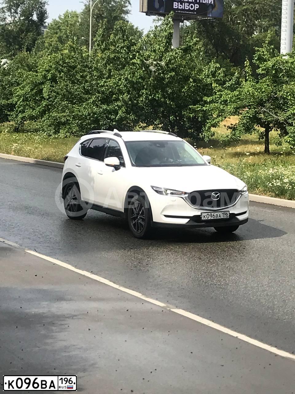 Фото автомобиля MAZDA CX-5, 2017 — госномер Х182КТ196. Цвет: БЕЛЫЙ