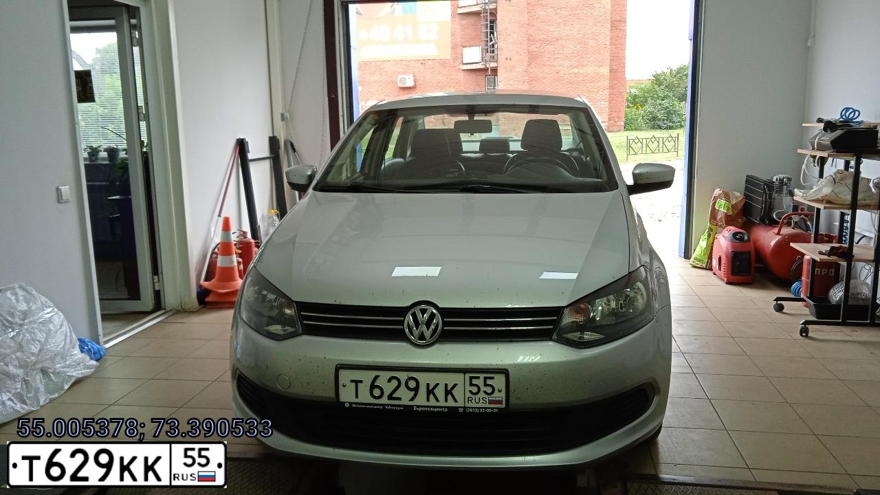 Фото автомобиля VOLKSWAGEN POLO, 2014 — госномер Т629КК55. Цвет: Серебристый