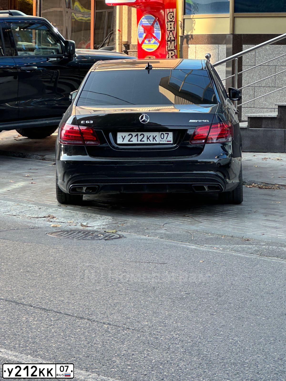 Фото автомобиля MERCEDES E-KLASSE, 2013 — госномер У212КК07. Цвет: ЧЕРНЫЙ