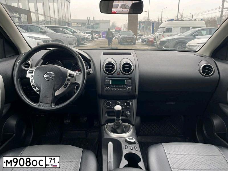 Фото автомобиля NISSAN QASHQAI, 2013 — госномер М908ОЕ71. Цвет: Серый