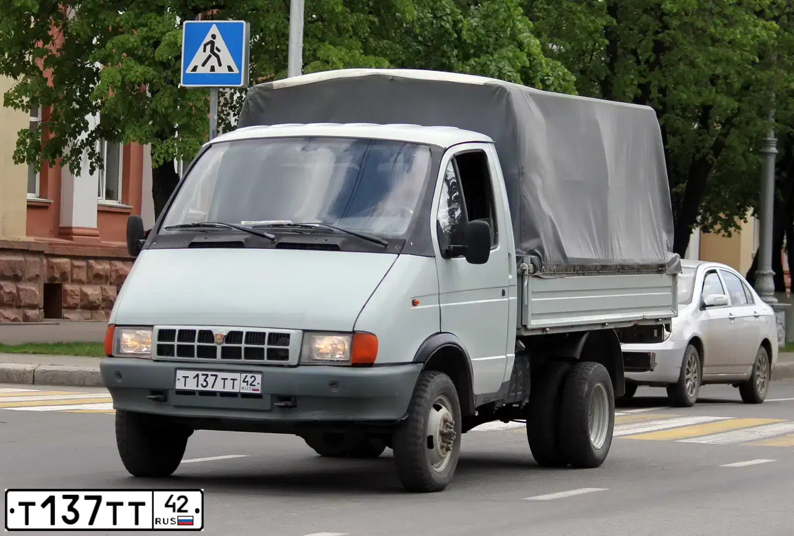 Фото автомобиля GAZ 3302 GAZEL, 1996 — госномер Т082ТТ42. Цвет: СВЕТЛО СЕРЫЙ