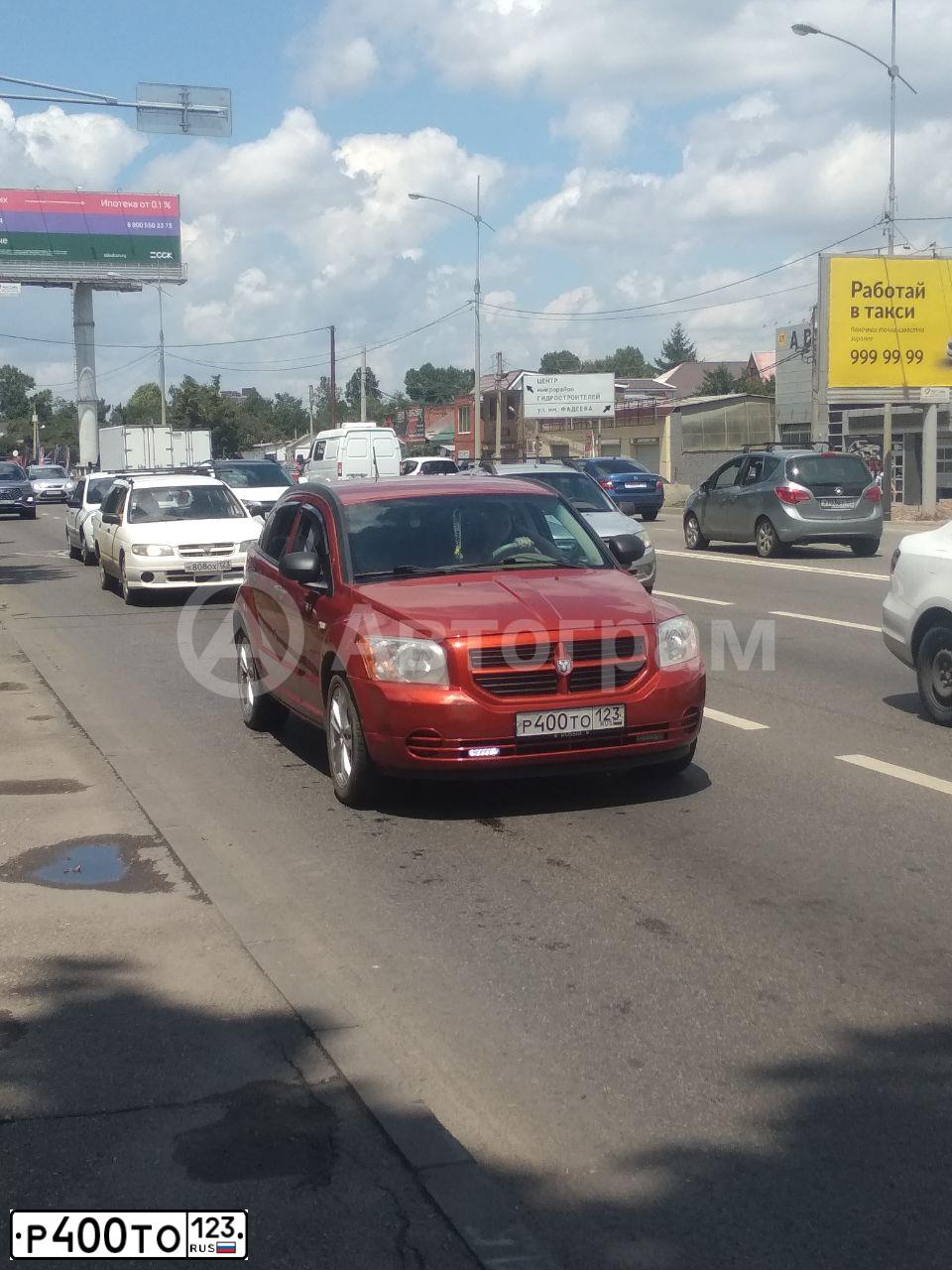 Фото автомобиля DODGE CALIBER, 2007 — госномер Р400ТО123. Цвет: ОРАНЖЕВО-ЗОЛОТИСТЫЙ