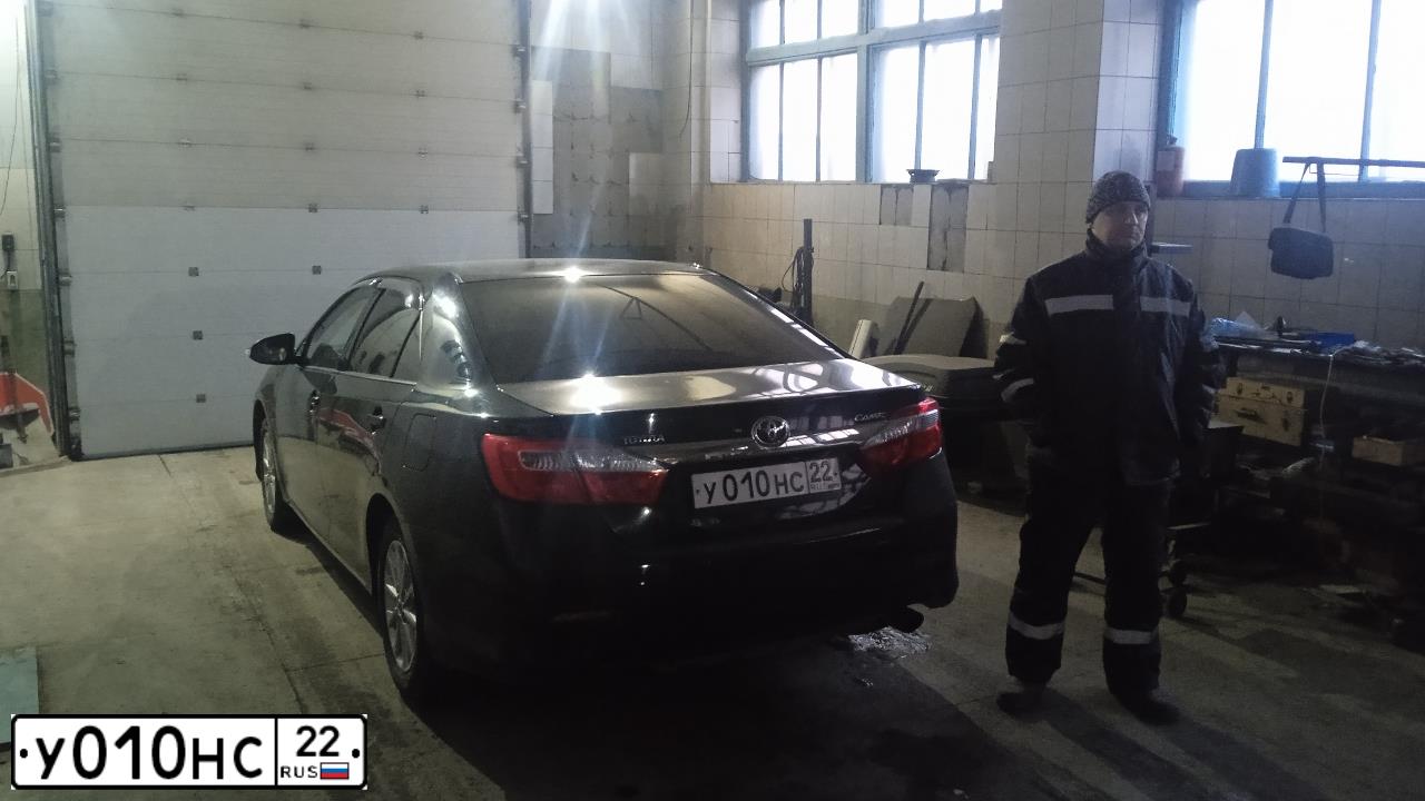 Фото автомобиля TOYOTA CAMRY, 2012 — госномер У010НС22. Цвет: ЧЕРНЫЙ МЕТАЛЛИК