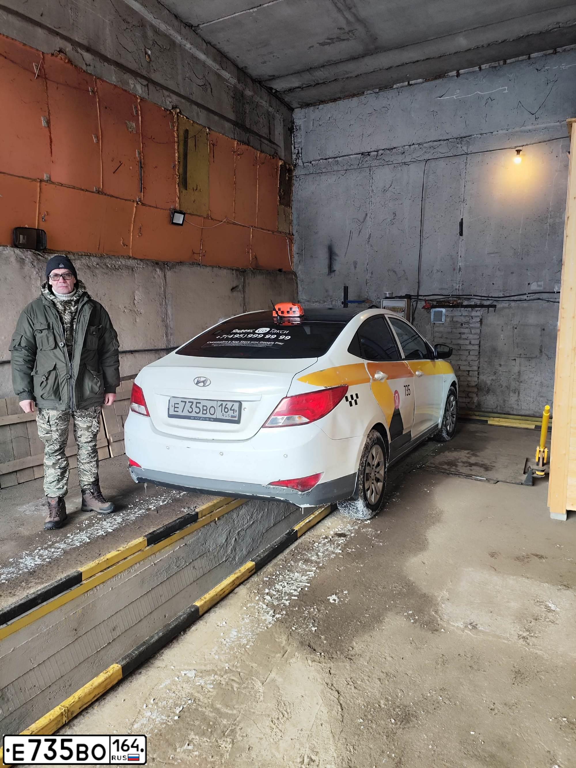 Фото автомобиля HYUNDAI SOLARIS, 2016 — госномер Е735ВО164. Цвет: белый желтый серый