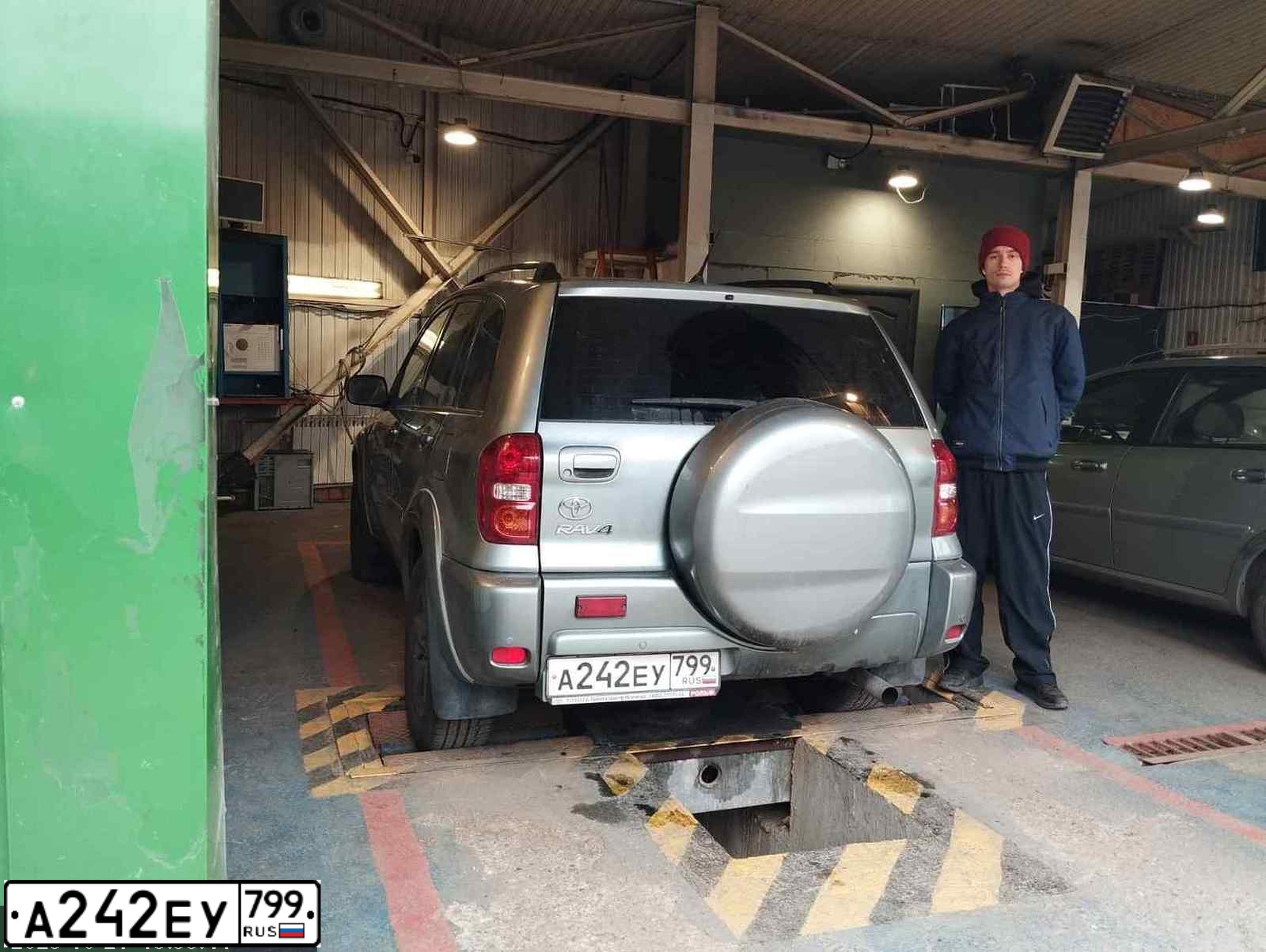 Фото автомобиля TOYOTA RAV4, 2004 — госномер А242ЕУ799. Цвет: СВЕТЛО ЗЕЛЕНЫЙ