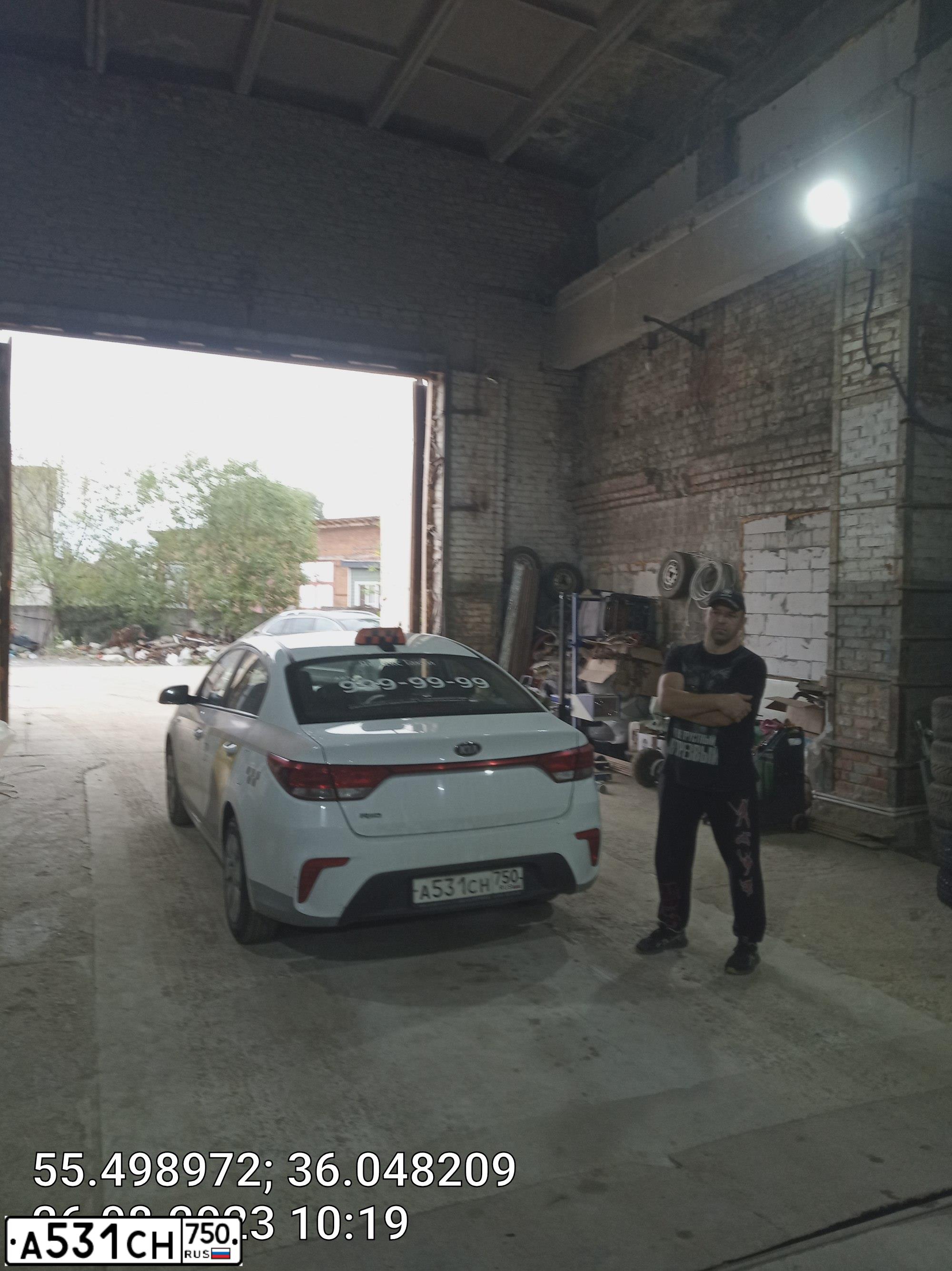 Фото автомобиля KIA RIO, 2018 — госномер М152АУ977. Цвет: БЕЛЫЙ ЖЕЛТЫЙ СЕРЫЙ