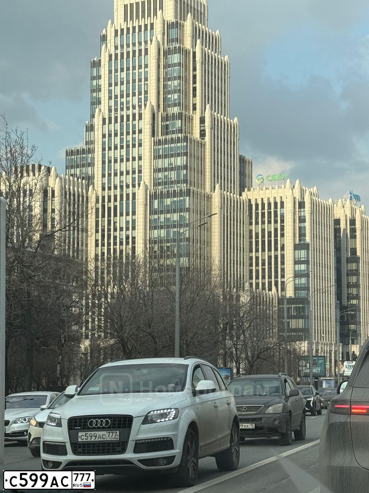 Фото автомобиля AUDI Q7, 2012 — госномер С599АС777. Цвет: БЕЛЫЙ