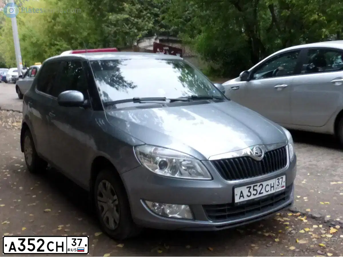Фото автомобиля ШКОДА ФАБИЯ, 2013 — госномер А352СН37. Цвет: СЕРЫЙ