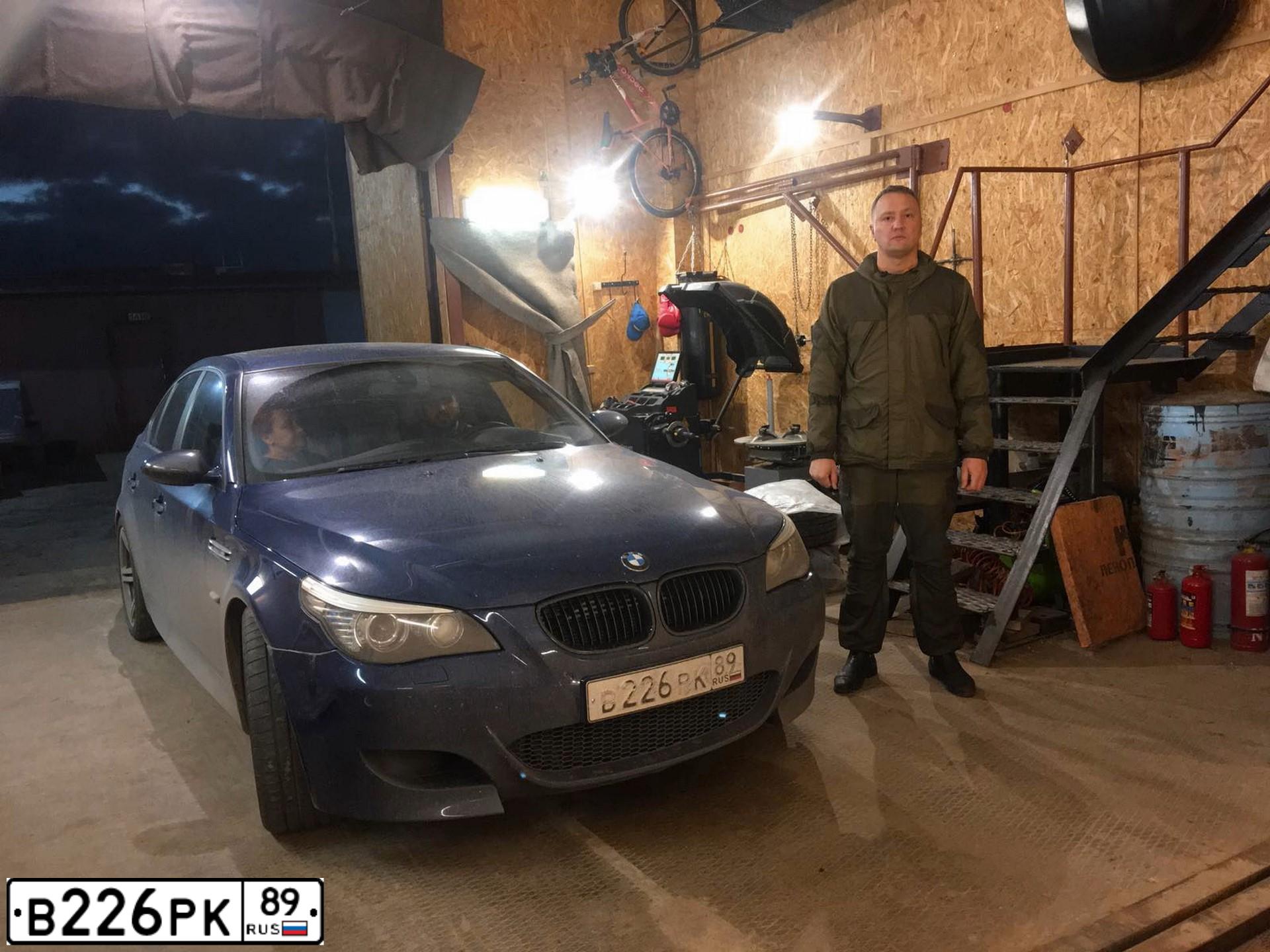 Фото автомобиля BMW M5, 2006 — госномер С089НУ89. Цвет: синий