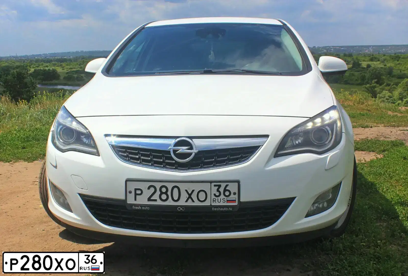 Фото автомобиля OPEL ASTRA, 2011 — госномер Р280ХО36. Цвет: Белый
