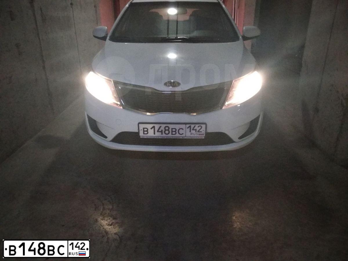 Фото автомобиля KIA RIO, 2013 — госномер В148ВС142. Цвет: Белый
