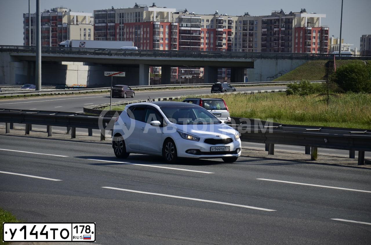 Фото автомобиля KIA CEE'D, 2015 — госномер У144ТО178. Цвет: БЕЛЫЙ