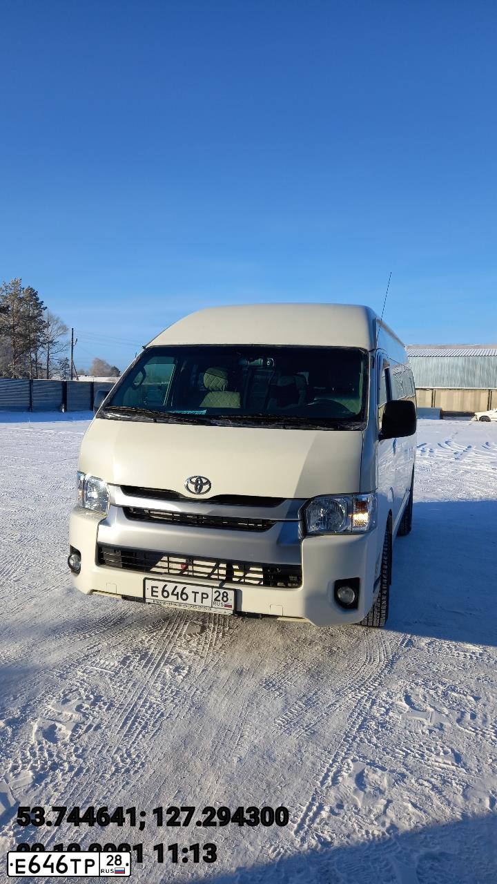 Фото автомобиля TOYOTA HIACE, 2016 — госномер Е646ТР28. Цвет: Белый