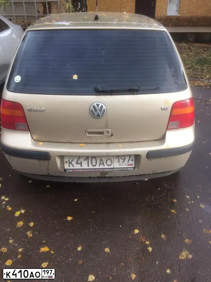 Фото автомобиля VOLKSWAGEN GOLF, 2001 — госномер Х934УО99. Цвет: БЕЖЕВЫЙ