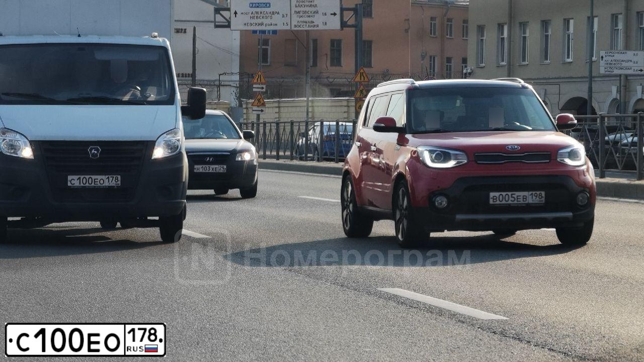 Фото автомобиля HYUNDAI SANTA FE, 2015 — госномер С100ЕО178. Цвет: ЧЕРНЫЙ