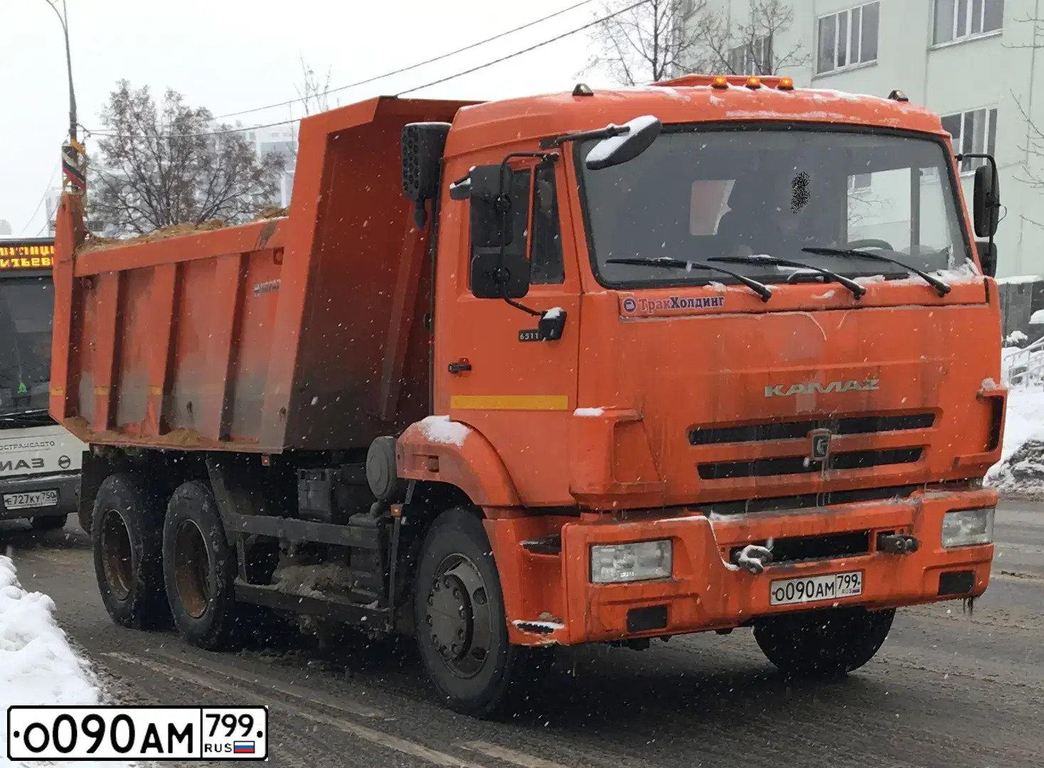 Фото автомобиля KAMAZ 65115 /6X4/, 2017 — госномер О090АМ799. Цвет: Оранжевый
