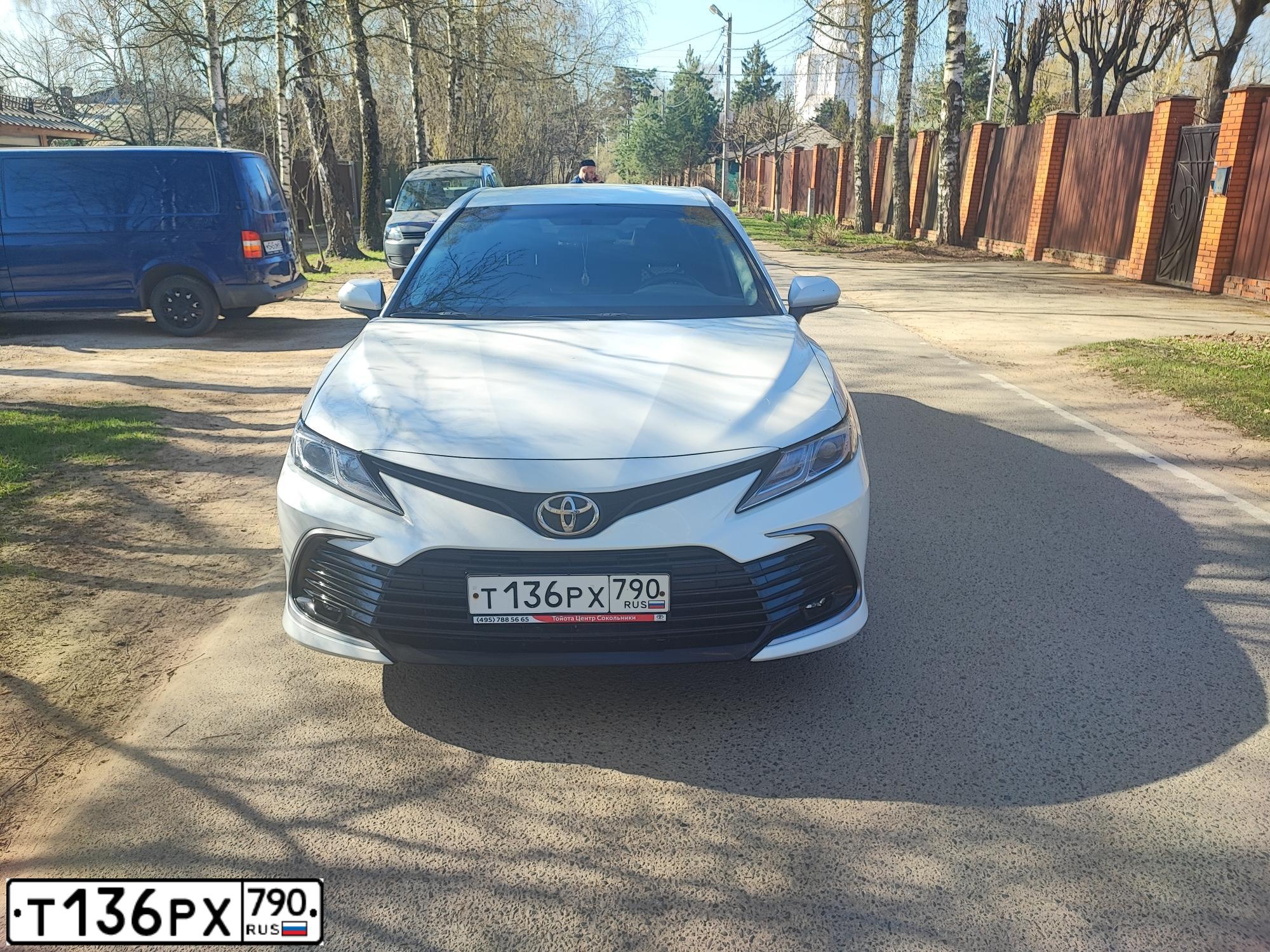 Фото автомобиля TOYOTA CAMRY, 2021 — госномер В822АО550. Цвет: Белый