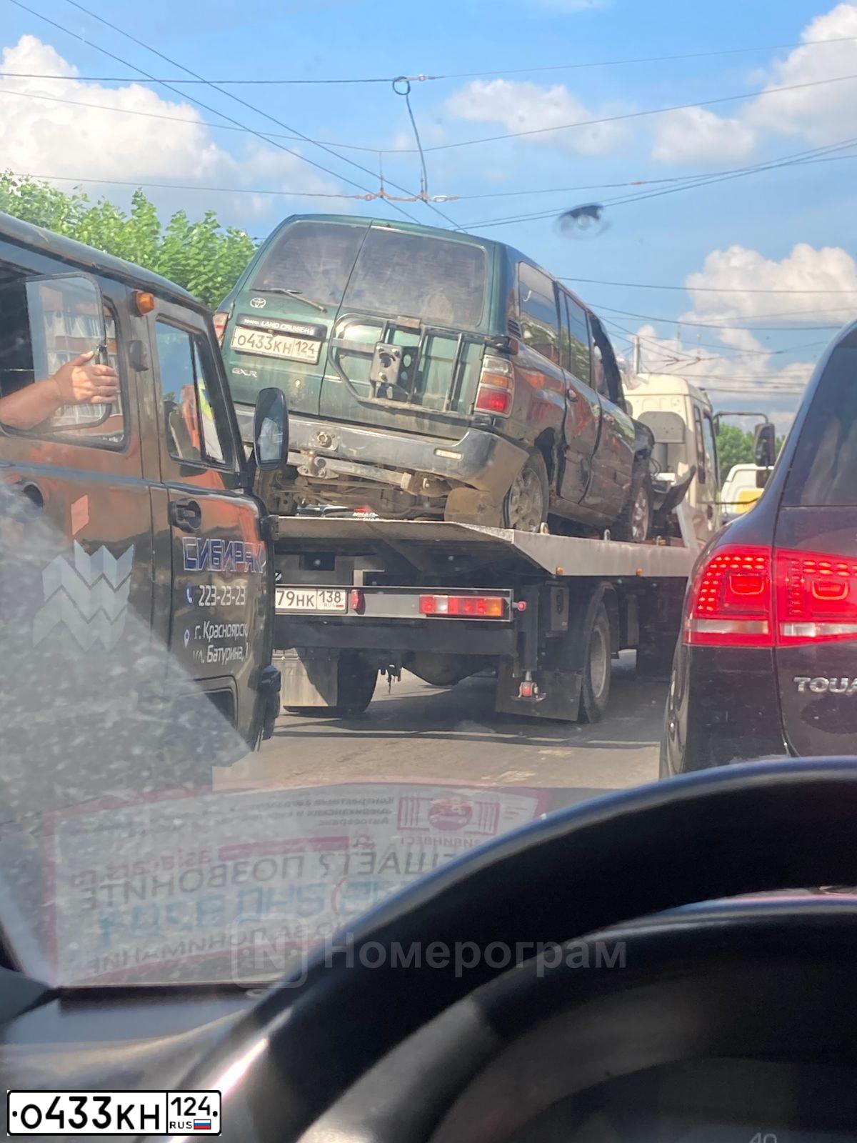 Фото автомобиля TOYOTA LANDCRUISER, 1998 — госномер О433КН124. Цвет: ЗЕЛЕНЫЙ