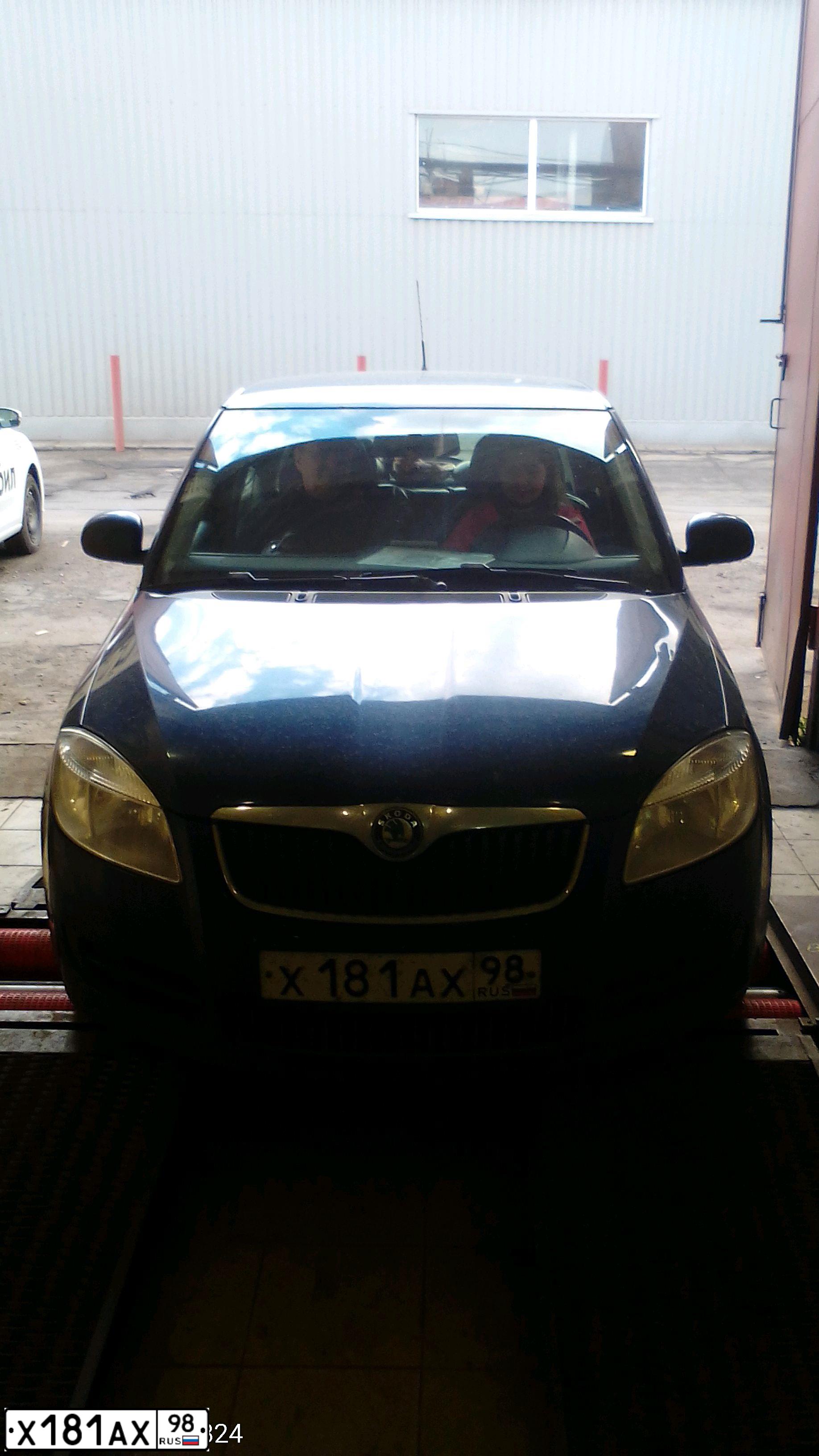 Фото автомобиля SKODA FABIA, 2009 — госномер Х181АХ98. Цвет: ТЕМНО-СИНИЙ