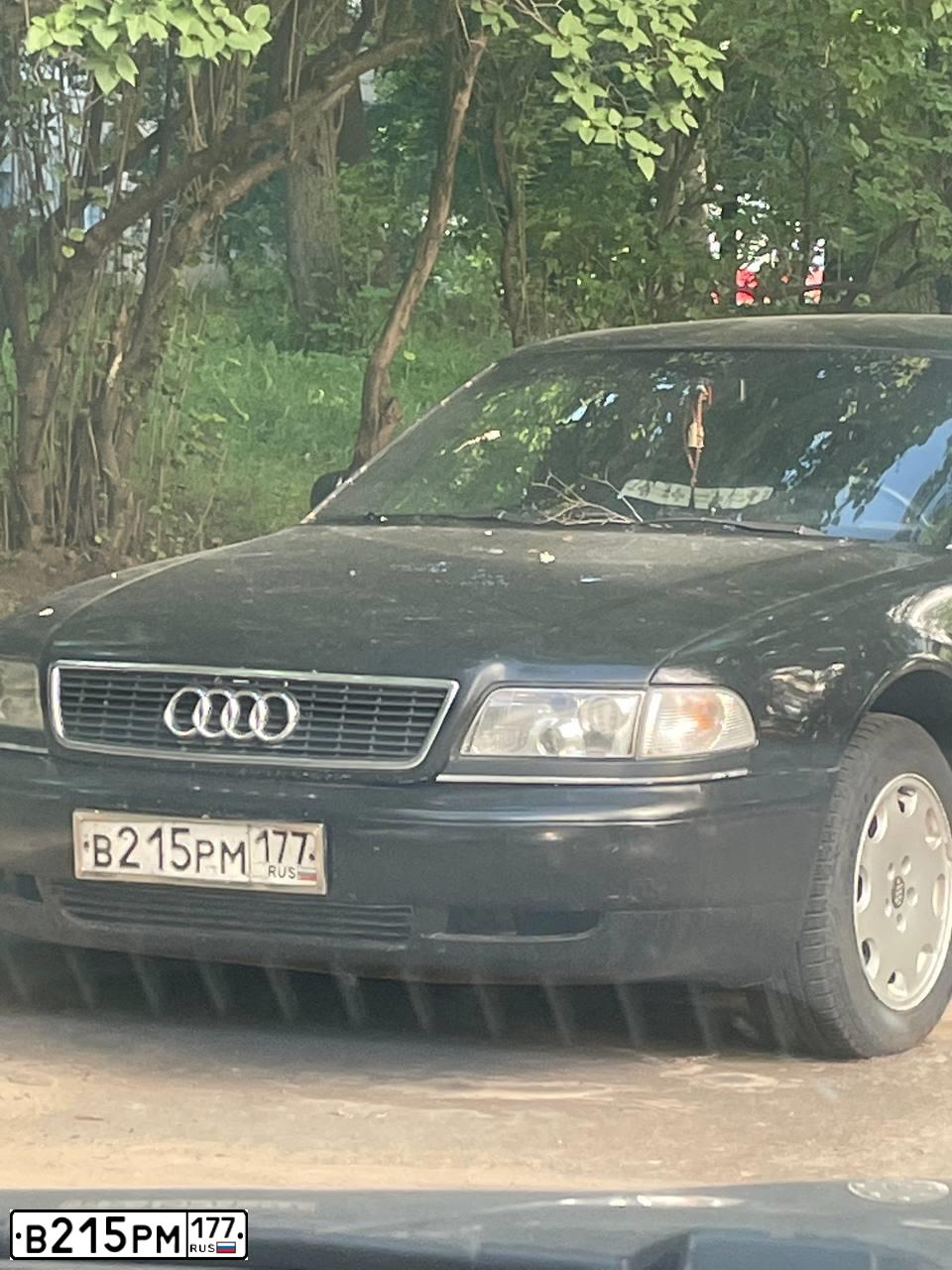 Фото автомобиля AUDI A8, 1998 — госномер В215РМ177. Цвет: ЧЕРНЫЙ